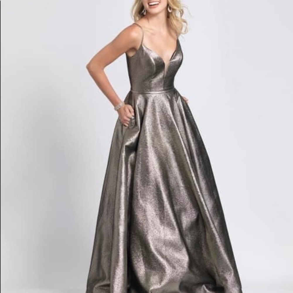 Prom Dress NWT
Only worn to try on
Size 7/8